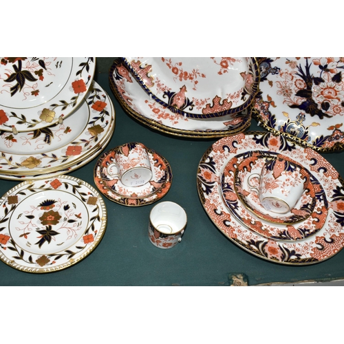 387 - A GROUP OF ROYAL CROWN DERBY DINNER WARES, comprising pattern 2712: three diamond shaped vegetable d... 