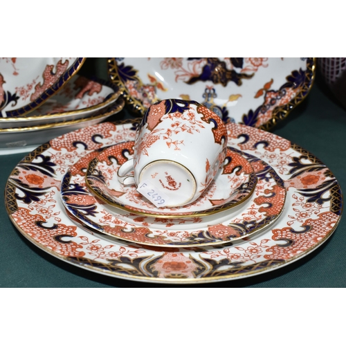 387 - A GROUP OF ROYAL CROWN DERBY DINNER WARES, comprising pattern 2712: three diamond shaped vegetable d... 