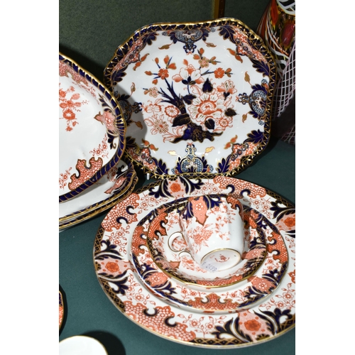 387 - A GROUP OF ROYAL CROWN DERBY DINNER WARES, comprising pattern 2712: three diamond shaped vegetable d... 