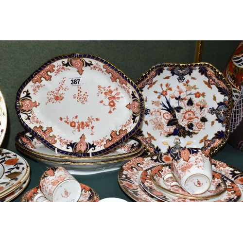 387 - A GROUP OF ROYAL CROWN DERBY DINNER WARES, comprising pattern 2712: three diamond shaped vegetable d... 