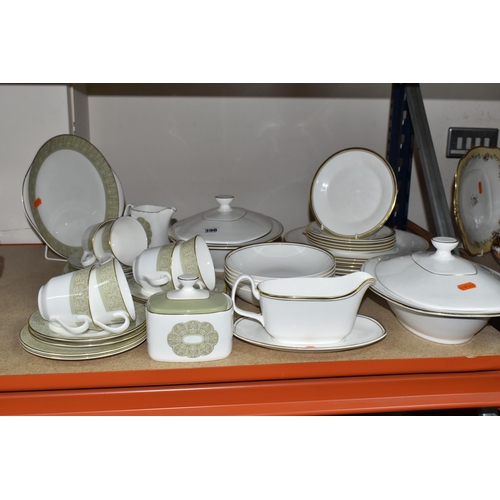 398 - A COLLECTION OF ROYAL DOULTON 'GOLD CONCORD' PATTERN DINNERWARE AND 'SONNET' PATTERN TEAWARE, compri... 