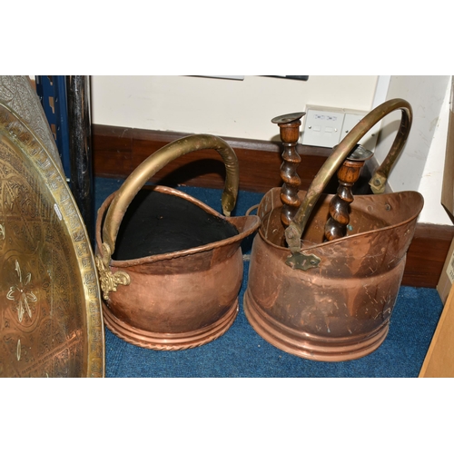 419 - A BOX AND LOOSE BRASS AND COPPER WARES, to include two copper helmet form coal scuttles, small coppe... 