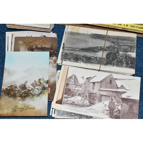 425 - WORLD WAR 1 POSTCARDS, Approximately 625 Postcards from France mostly 1914-18 and featuring scenes o... 