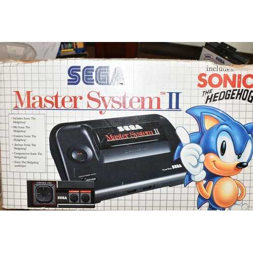 434 - SEGA MASTER SYSTEM II SONIC THE HEDGEHOG VERSION AND GAMES, includes Sonic The Hedgehog (inside the ... 