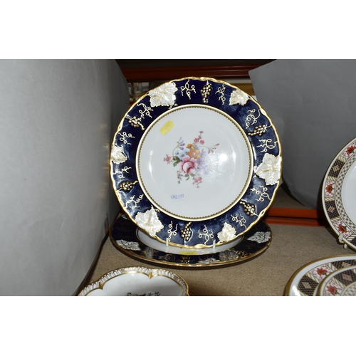 455 - A COLLECTION OF ROYAL CROWN DERBY CABINET PLATES AND TRINKET DISHES, comprising two cabinet plates w... 