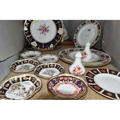 455 - A COLLECTION OF ROYAL CROWN DERBY CABINET PLATES AND TRINKET DISHES, comprising two cabinet plates w... 