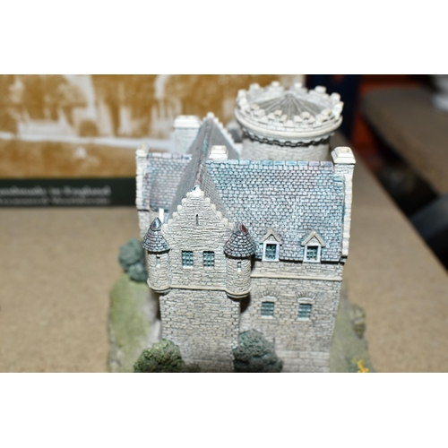 471 - FOUR LILLIPUT LANE HISTORIC CASTLES OF BRITAIN AND A BOXED SCOTTISH EILEAN DONAN CASTLE, comprising ... 