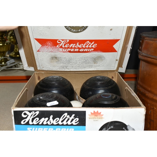 479 - A VINTAGE G.A.DUNN & CO LTD. TOP HAT, with a metal hat box, together with a boxed set of Henselite S... 