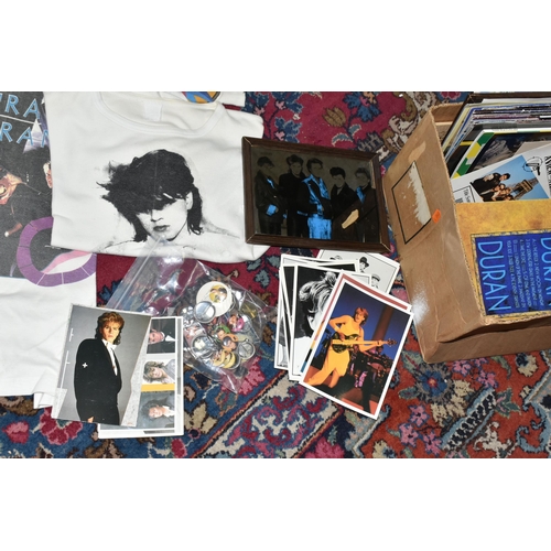 513 - A QUANTITY OF ROCK AND POP MEMORABILIA ETC., to include a collection of Duran Duran items, T-shirts,... 