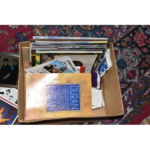 513 - A QUANTITY OF ROCK AND POP MEMORABILIA ETC., to include a collection of Duran Duran items, T-shirts,... 