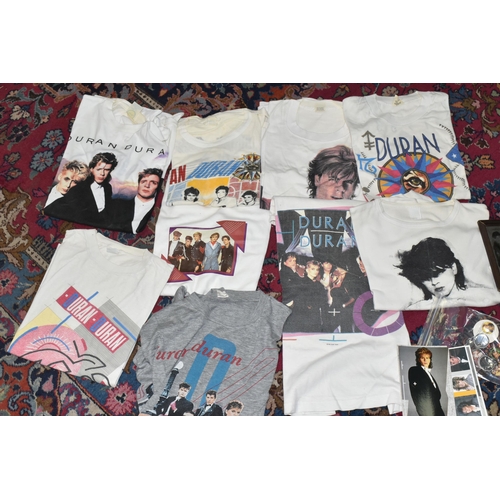 513 - A QUANTITY OF ROCK AND POP MEMORABILIA ETC., to include a collection of Duran Duran items, T-shirts,... 