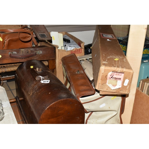 514 - A GROUP OF MISCELLANEOUS SUNDRIES, comprising an ornate Singer sewing machine Y5858336 with lockable... 