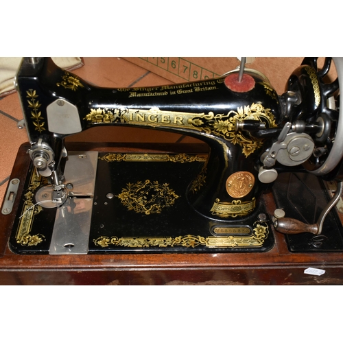 514 - A GROUP OF MISCELLANEOUS SUNDRIES, comprising an ornate Singer sewing machine Y5858336 with lockable... 