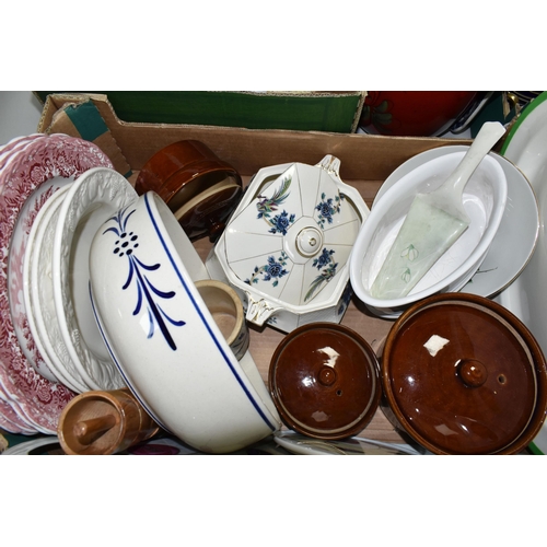 531 - FIVE BOXES AND LOOSE CERAMICS, ETC, assorted tea, coffee and dinnerware, including Alfred Meakin 'Mi... 