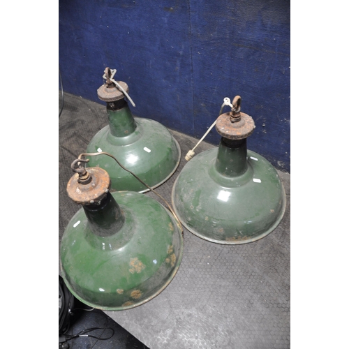 1117 - A SET OF THREE GREEN VINTAGE INDUSTRIAL ENAMAL PENDANT LIGHTS