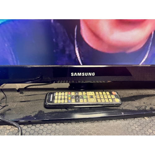 1120 - A SAMSUNG LE46A556P1FXXU 46in TV with remote (PAT pass and working)