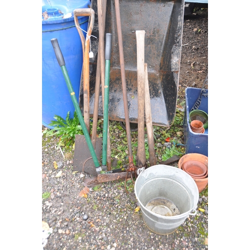 1003 - A SELECTION OF GARDEN TOOLS AND ORNAMENTATION, to include a builders wheelbarrow, garden hand tools,... 