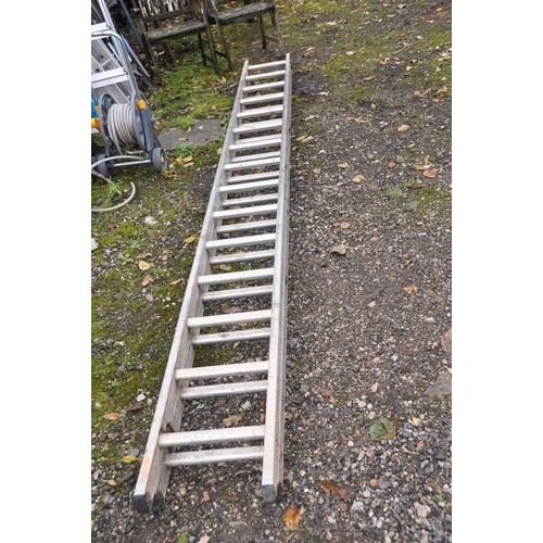 1004 - AN ABRU ALUMINIUM DOUBLE EXTENSION LADDER, extended length 4.2, 15 rung to each length