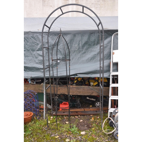 1005 - A MODERN METAL ARCHED GARDEN ARBOUR, worth 110cm x depth 40cm x height 228cm, along with an metal ob... 