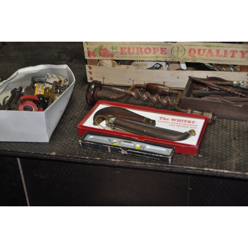 1087 - A BOX AND A TRAY CONTAINING TOOLS including a Marples M5 wood plane, a Marples wooden coffin plane, ... 