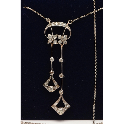 12 - AN EARLY 20TH CENTURY DIAMOND NECKLACE, designed as two flower heads beneath a crescent line, suspen... 