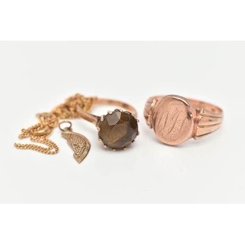 21 - FOUR ITEMS OF JEWELLERY, to include an Edwardian 9ct gold signet ring with engraved monogram to the ... 