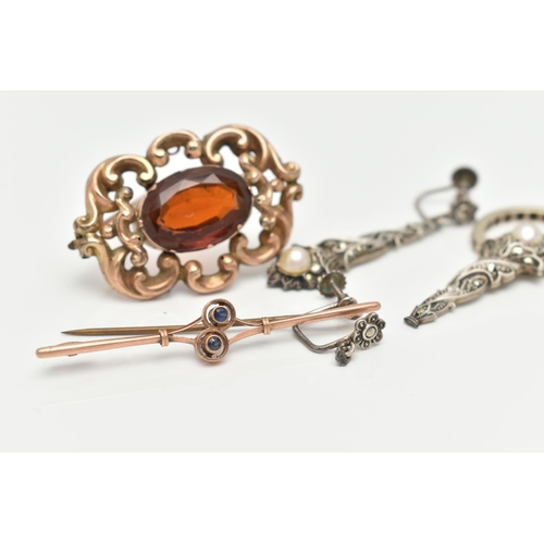 7 - FOUR ITEMS OF JEWELLERY, to include an early 20th century bar brooch with central bifurcated detail ... 