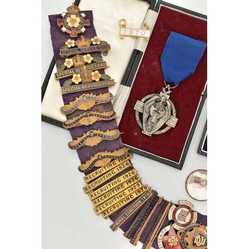 134 - MASONIC MEDALS AND OTHER ITEMS, to include a boxed silver 1914-1918 Masonic medal, engraved to the r... 