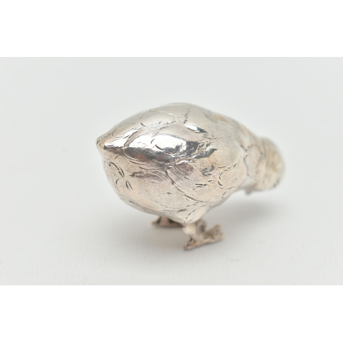 99 - AN EARLY 20TH CENTURY SILVER CHICK PEPPERETTE, realistically textured chick, removable pierced head,... 