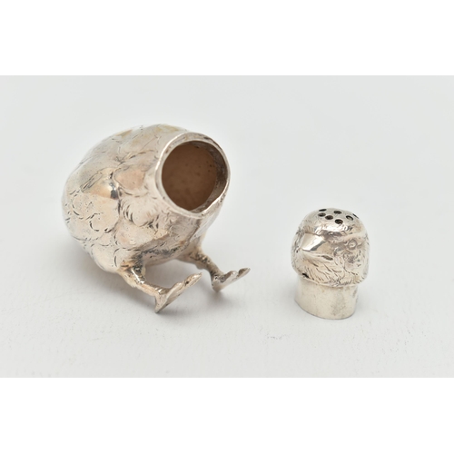 99 - AN EARLY 20TH CENTURY SILVER CHICK PEPPERETTE, realistically textured chick, removable pierced head,... 