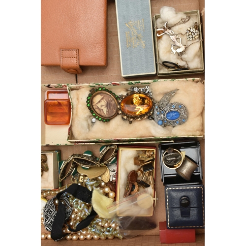 147 - A BOX OF ASSORTED ITEMS, to include a boxed 1/5 12ct rolled gold Paker fountain pen, a red jewellery... 