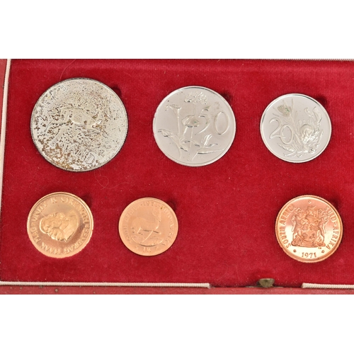 158 - A 1971 SOUTH AFRICA MINT YEAR SET, TO INCLUDE GOLD ONE AND TWO RAND AND SILVER ONE RAND, 10 coins to... 