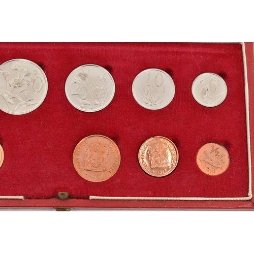 158 - A 1971 SOUTH AFRICA MINT YEAR SET, TO INCLUDE GOLD ONE AND TWO RAND AND SILVER ONE RAND, 10 coins to... 