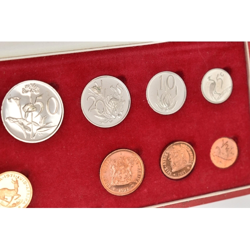 158 - A 1971 SOUTH AFRICA MINT YEAR SET, TO INCLUDE GOLD ONE AND TWO RAND AND SILVER ONE RAND, 10 coins to... 