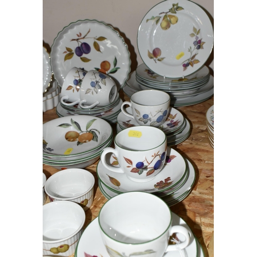 346 - A GROUP OF ROYAL WORCESTER 'EVESHAM VALE' PATTERN TABLEWARE, comprising three dinner plates, five si... 