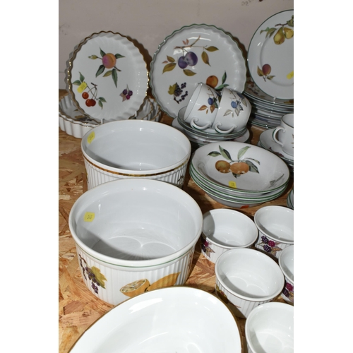 346 - A GROUP OF ROYAL WORCESTER 'EVESHAM VALE' PATTERN TABLEWARE, comprising three dinner plates, five si... 