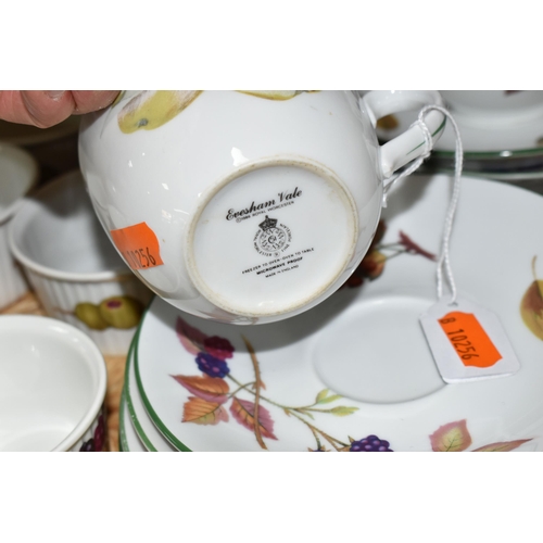 346 - A GROUP OF ROYAL WORCESTER 'EVESHAM VALE' PATTERN TABLEWARE, comprising three dinner plates, five si... 