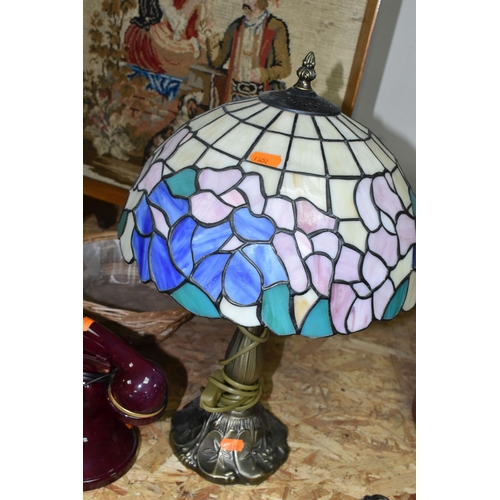 356 - A GROUP OF TABLE LAMPS AND OTHER DECORATIVE HOMEWARES, comprising a resin based table lamp with lead... 