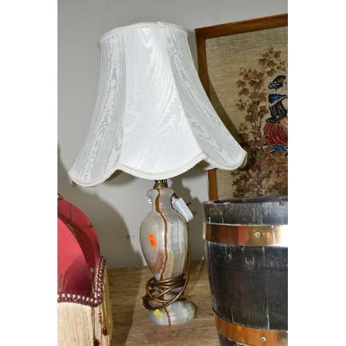 356 - A GROUP OF TABLE LAMPS AND OTHER DECORATIVE HOMEWARES, comprising a resin based table lamp with lead... 