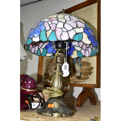 356 - A GROUP OF TABLE LAMPS AND OTHER DECORATIVE HOMEWARES, comprising a resin based table lamp with lead... 