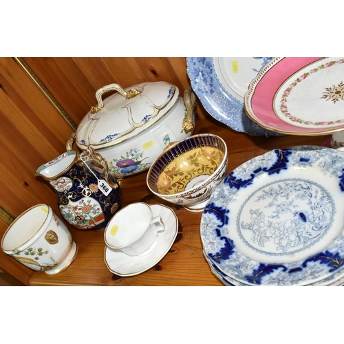 368 - A COLLECTION OF 18TH AND 19TH CENTURY PORCELAIN AND CERAMICS, comprising a c1835 Mason's ironstone j... 