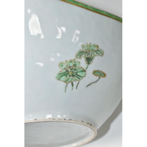 377 - AN EARLY 19TH CENTURY CHINESE EXPORT ARMORIAL FOUR SIDED BOWL, with green and gilt bands with two si... 