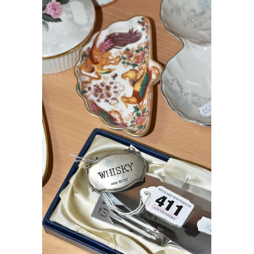 411 - TWO MODERN SILVER HANDLED SERVING UTENSILS, a modern silver whisky decanter label and sixteen cerami... 