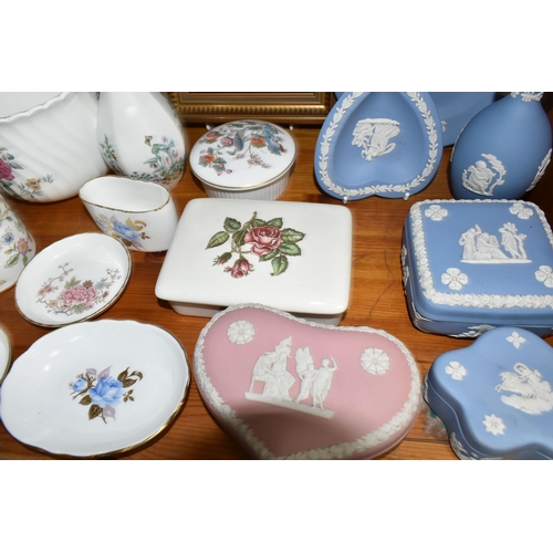 431 - A GROUP OF NAMED CERAMICS, to include nine pieces of Wedgwood Jasperware, to include a pink heart sh... 