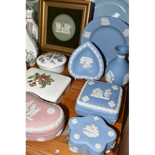 431 - A GROUP OF NAMED CERAMICS, to include nine pieces of Wedgwood Jasperware, to include a pink heart sh... 