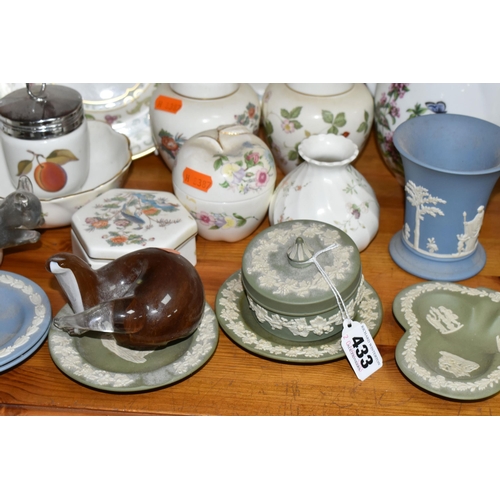 433 - A GROUP OF CERAMICS AND GLASSWARE, comprising seven pieces of Wedgwood Jasperware giftware, Royal Wo... 