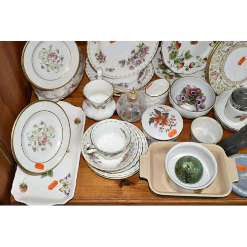 433 - A GROUP OF CERAMICS AND GLASSWARE, comprising seven pieces of Wedgwood Jasperware giftware, Royal Wo... 