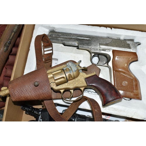 559 - A QUANTITY OF ASSORTED TOY AND CAP GUNS, Coibel Magnum, Lone Star Luger, Edison Cobra S, Crescent S-... 