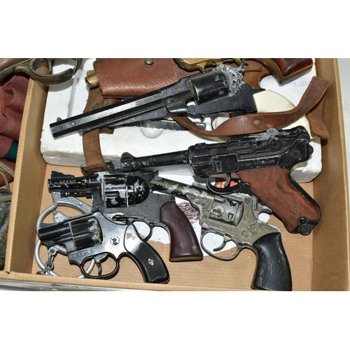 559 - A QUANTITY OF ASSORTED TOY AND CAP GUNS, Coibel Magnum, Lone Star Luger, Edison Cobra S, Crescent S-... 