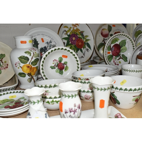 565 - PORTMEIRION 'POMONA' AND 'HOLLY AND THE IVY' PATTERN DINNER WARES ETC, to include seven dinner plate... 